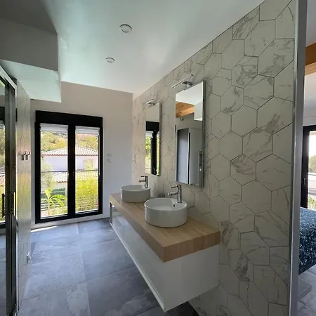 Feriehus Splendide Villa, Piscine Miroir
